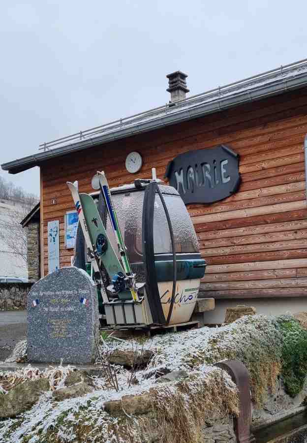 La mairie et son monument aux morts